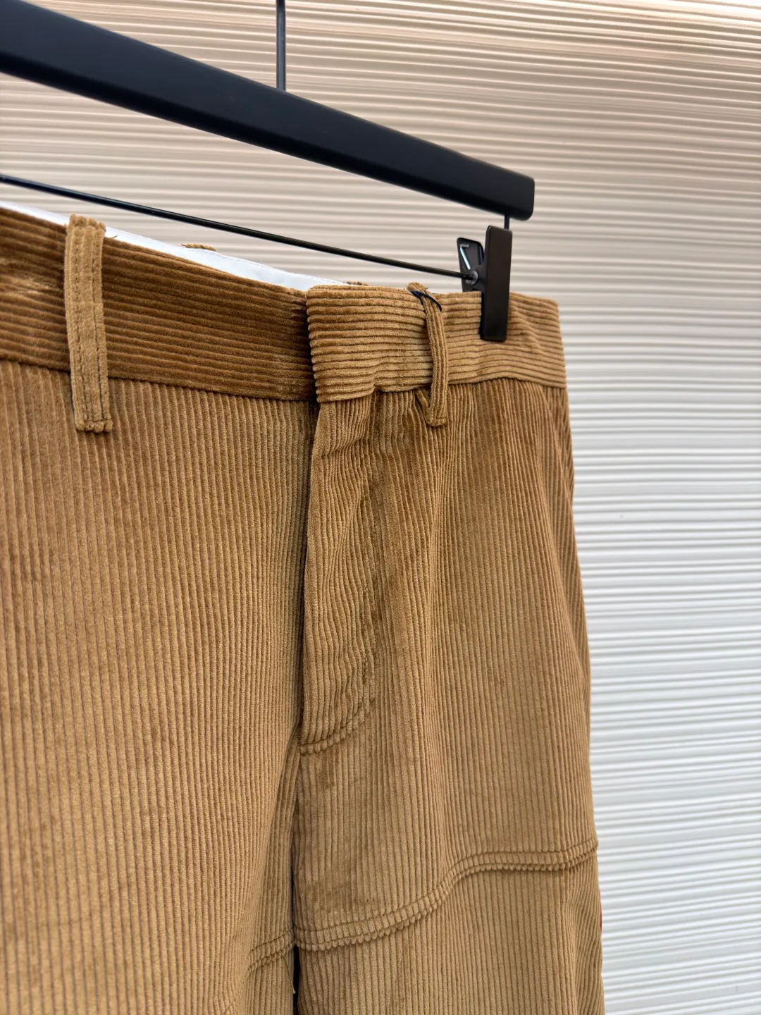LOUIS VUITTON SKI ski series corduroy trousers and casual pants ●Original version: purchased and developed by 14160 ●Item number: 1682221-B00 ●Fabric: corduroy fabric ●Technology: Positioning cutting machine ●Color: brown ●Version: fitted version ●Weight: about 875 grams ●Size: 46-48-50-52 ●Description: These caramel-colored corduroy trousers are made of 16-pit combed cotton corduroy fabric, which is pre-shrunk and raised. The velvet thickness is even, soft to the touch and not easy to shed. The fabric weighs 420g and has both warmth retention and stiffness. The trousers are made of multi-piece three-dimensional tailoring. The thighs and knees are designed with a spliced ​​structure and are reinforced with twill stitching technology, which not only enhances the durability but also creates a workwear-style layering. The waistband is a classic suit waistband design with built-in non-slip lining and metal adjustment buckles to flexibly adjust the waist size. The placket is made of YKK metal zippers with natural horn buttons, and the trousers are double-layer reinforced stitching; the pockets are welted, and the edges are sewn with overlock stitching; the trousers are straight-cut, with rolled overlock stitching on the inside. The stitch density of each stitch is controlled at 10 stitches/inch to ensure a stable overall structure and exquisite details. The overall wiring is straight and delicate, the fabric is comfortable and soft, and the color is consistent without color difference. It can be matched with the same style to create a fashionable look and control various occasions. Customized accessories, complete with three standards, same style for men and women!